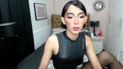 Snapshot of pearlmoore chatting on 02.12.25 Pearl online show from 02.12.25