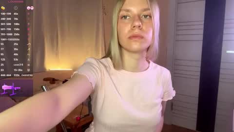 Snapshot of peggymeggy chatting on 11.21.25 Mary online show from 11.21.25