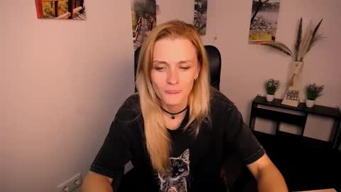 Snapshot of peppymia chatting on 09.09.25 Mia online show from 09.09.25