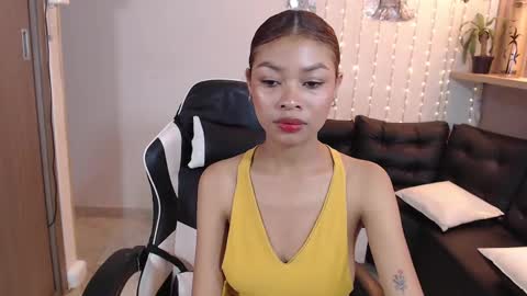 Snapshot of perla_st chatting on 02.17.25 Perla online show from 02.17.25