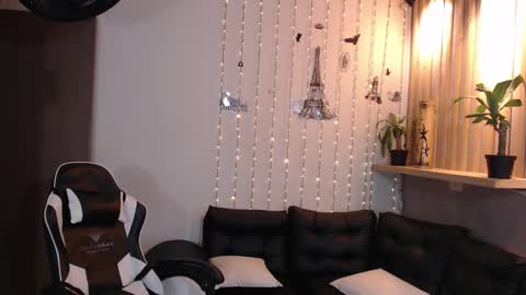 Snapshot of perla_st chatting on 02.17.25 Perla online show from 02.17.25