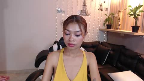 Snapshot of perla_st chatting on 02.21.25 Perla online show from 02.21.25