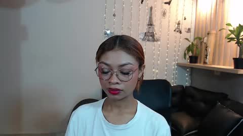 Snapshot of perla_st chatting on 02.24.25 Perla online show from 02.24.25