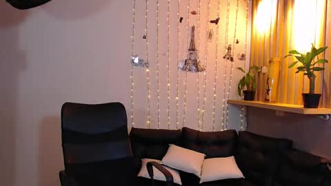 Snapshot of perla_st chatting on 02.26.25 Perla online show from 02.26.25