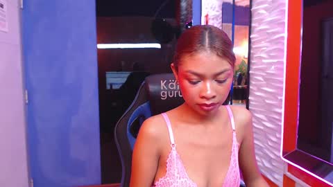 Snapshot of perla_st chatting on 02.28.25 Perla online show from 02.28.25