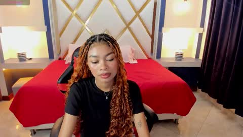 Snapshot of perla_st chatting on 11.01.25 Perla online show from 11.01.25