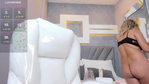 Snapshot of perlaevansx chatting on 12.12.24 PERLA online show from 12.12.24