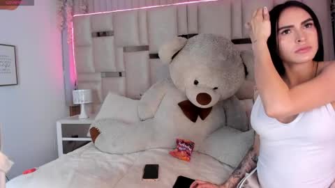 Snapshot of petite_linda chatting on 05.10.26 Linda online show from 05.10.26