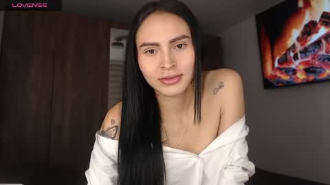 Snapshot of petite_linda chatting on 05.14.26 Linda online show from 05.14.26