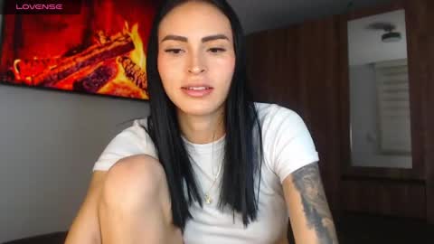Snapshot of petite_linda chatting on 05.23.26 Linda online show from 05.23.26