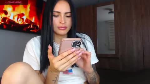 Snapshot of petite_linda chatting on 06.05.26 Linda online show from 06.05.26