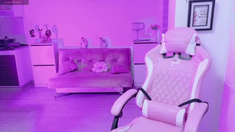 Snapshot of petite_marie_ chatting on 04.05.26 petite_marie_ online show from 04.05.26