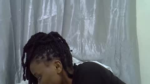 petite_melan online show from 10.31.25