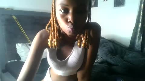 petite_queen69 online show from 06.12.26