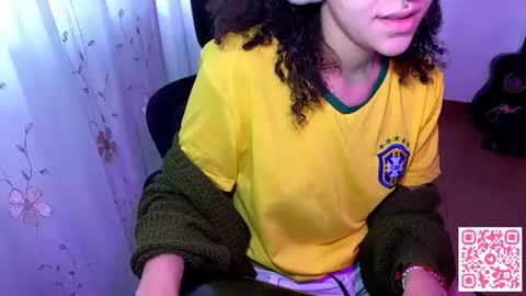 Snapshot of petitecurlybrunette chatting on 06.12.26 Mlian online show from 06.12.26