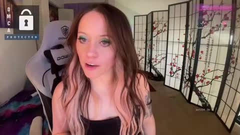 Snapshot of petitejewel chatting on 02.26.25 Jules online show from 02.26.25