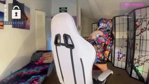 Snapshot of petitejewel chatting on 03.05.25 Jules online show from 03.05.25