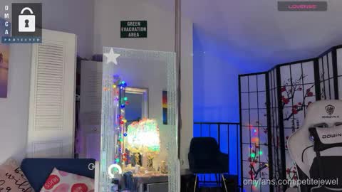 Snapshot of petitejewel chatting on 09.19.25 Jules online show from 09.19.25