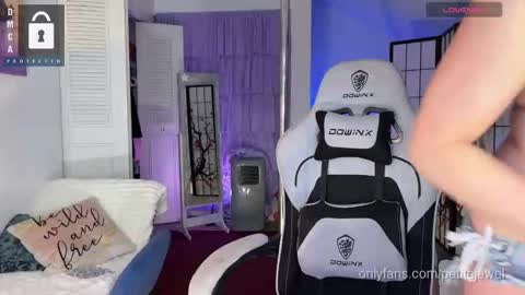 Snapshot of petitejewel chatting on 09.27.25 Jules online show from 09.27.25