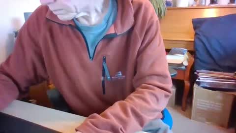 Snapshot of petitwilly chatting on 01.15.25 petitwilly online show from 01.15.25