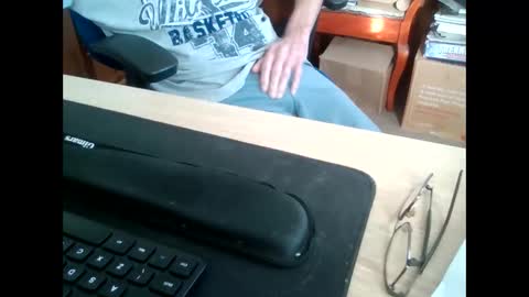 Snapshot of petitwilly chatting on 09.22.25 petitwilly online show from 09.22.25