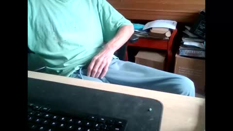 Snapshot of petitwilly chatting on 10.01.25 petitwilly online show from 10.01.25