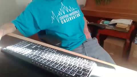 Snapshot of petitwilly chatting on 10.27.25 petitwilly online show from 10.27.25