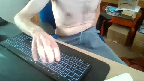 Snapshot of petitwilly chatting on 11.26.25 petitwilly online show from 11.26.25