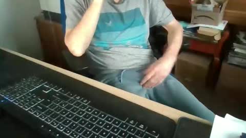 Snapshot of petitwilly chatting on 12.01.25 petitwilly online show from 12.01.25