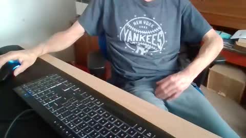 Snapshot of petitwilly chatting on 12.15.25 petitwilly online show from 12.15.25