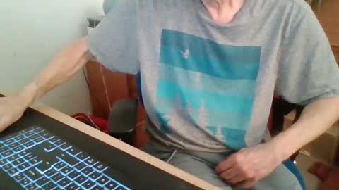 Snapshot of petitwilly chatting on 02.17.26 petitwilly online show from 02.17.26