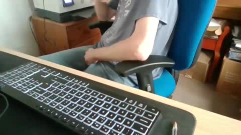 Snapshot of petitwilly chatting on 03.16.26 petitwilly online show from 03.16.26