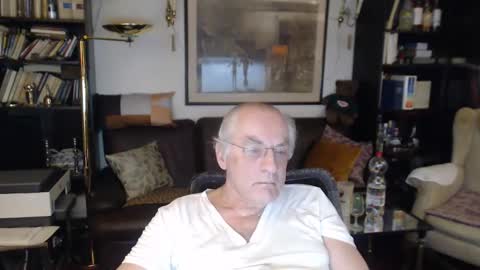 Snapshot of philoumis2 chatting on 02.10.25 Philippe online show from 02.10.25