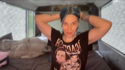 Snapshot of phoebebobebe chatting on 10.27.25 phoebebobebe online show from 10.27.25