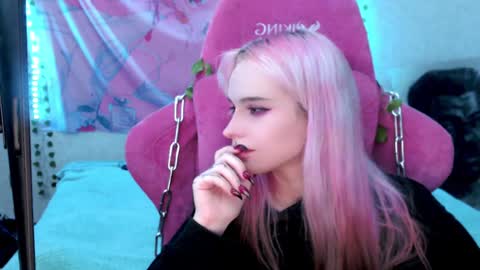 Snapshot of pineapple_dope chatting on 12.16.24 Nancy online show from 12.16.24