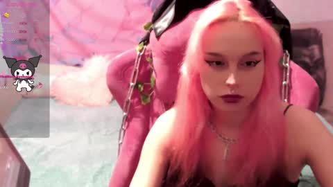 Snapshot of pineapple_dope chatting on 02.16.25 Nancy online show from 02.16.25