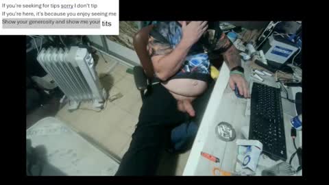 Snapshot of pini_z chatting on 01.05.25 pini_z online show from 01.05.25