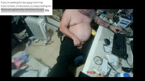 Snapshot of pini_z chatting on 01.05.25 pini_z online show from 01.05.25