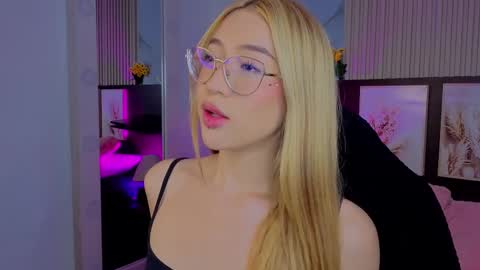 Snapshot of pink_as chatting on 09.16.25 pink_as online show from 09.16.25