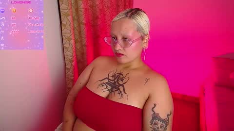 Snapshot of pinkbaddie777 chatting on 11.27.25 . online show from 11.27.25