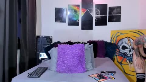 Snapshot of pitches_02 chatting on 03.03.25 Alejandra online show from 03.03.25