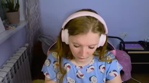 Snapshot of playful_mary chatting on 05.19.26 Masha online show from 05.19.26
