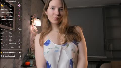 Snapshot of pluf_pluf chatting on 12.21.24 HiI am Vivian online show from 12.21.24