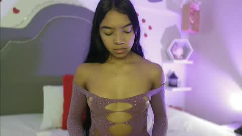 Snapshot of pocahontas_moon chatting on 11.25.25 Pocahontas online show from 11.25.25