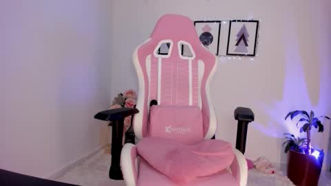 Snapshot of pocahontas_sensual chatting on 10.31.25 Jasmine online show from 10.31.25