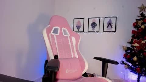 Snapshot of pocahontas_sensual chatting on 12.14.25 Jasmine online show from 12.14.25