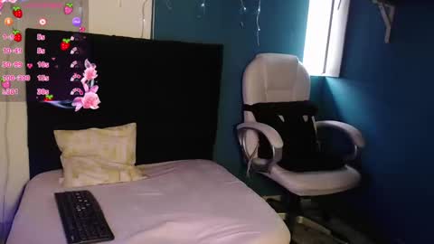 Snapshot of poison__luna chatting on 01.28.25 Luna online show from 01.28.25