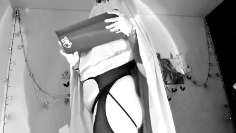 Snapshot of poison_willow chatting on 10.09.25 Willow Hours 12pm to 630pm Colombian time FRIDAY AND SUNDAY FREE DAYS online show from 10.09.25