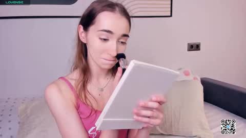 Snapshot of polly_bee chatting on 09.12.25 Polly online show from 09.12.25