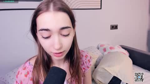 Snapshot of polly_bee chatting on 09.18.25 Polly online show from 09.18.25